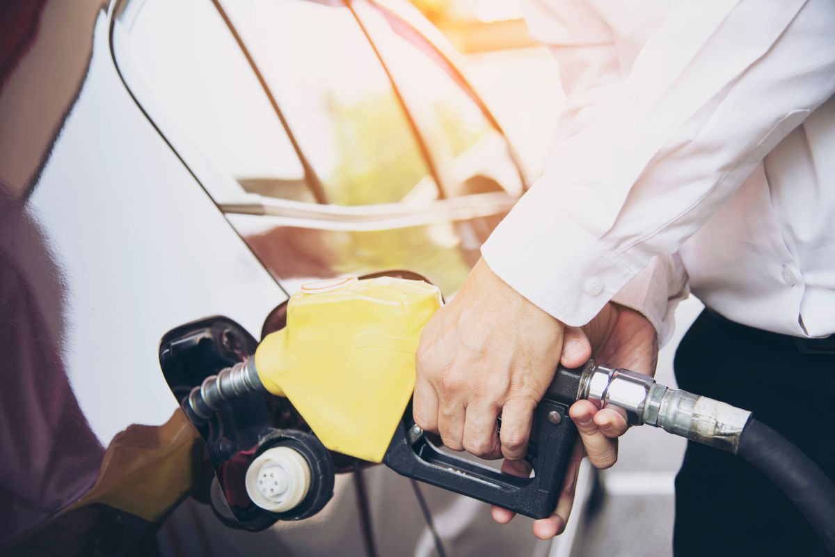 Como economizar combustível na cidade e na estrada: hábitos que fazem a diferença